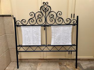 Cabecero de hierro azul oscuro con visillos