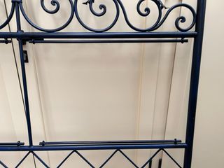 Cabecero de hierro azul oscuro con visillos
