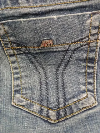 Pantalón vaquero azul con cremallera