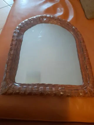 Piccolo specchio da parete con cornice in rattan