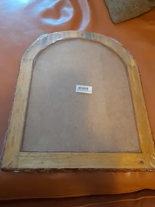 Piccolo specchio da parete con cornice in rattan