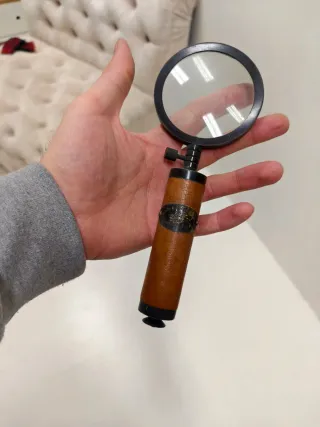 Prismático monocular y lupa de cuero antiguo