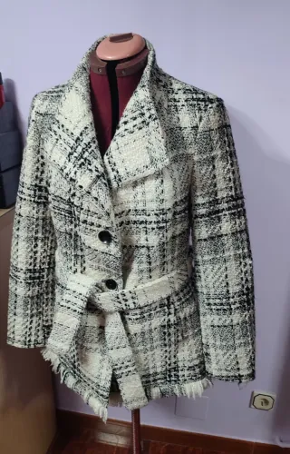 Abrigo Zara cuadros blanco y negro