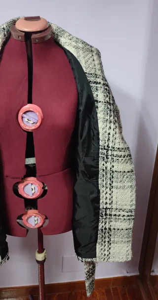 Abrigo Zara cuadros blanco y negro