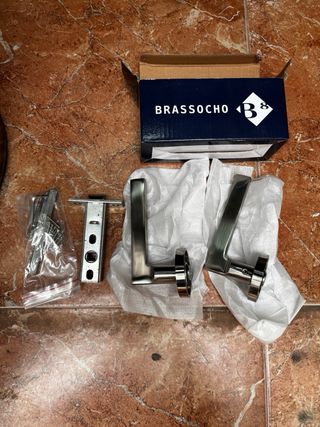 Manillas de puerta y pestillo