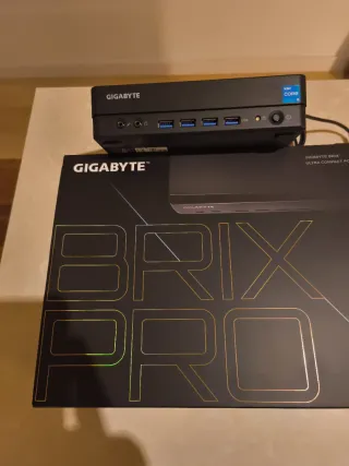 Gigabyte Brix PRO Mini PC Negro