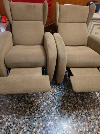 Due poltrone relax beige