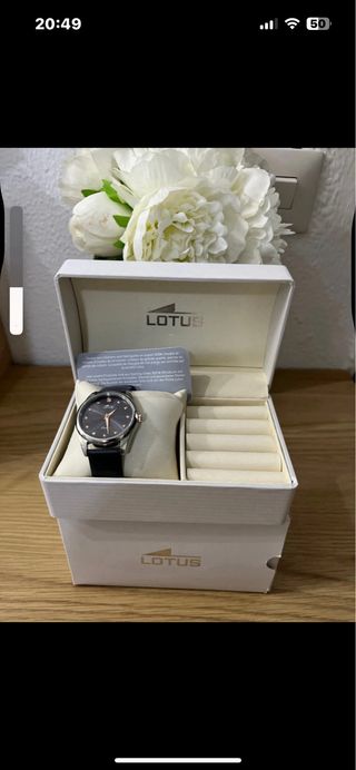 Reloj Lotus Negro y Dorado