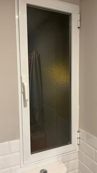 Ventana blanca con manilla sin marco