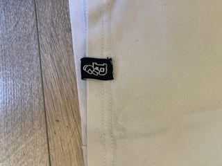 Camiseta blanca de manga larga con cuello alto