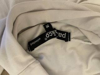 Camiseta blanca de manga larga con cuello alto