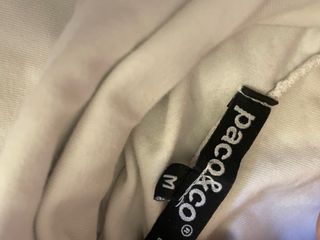 Camiseta blanca de manga larga con cuello alto