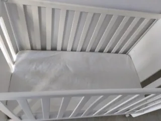 Cuna de bebé blanca con osito