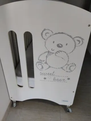 Cuna de bebé blanca con osito