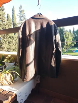 Chaqueta de cuero marrón