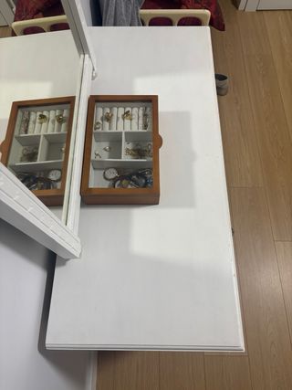 Mueble tocador blanco con detalles dorados