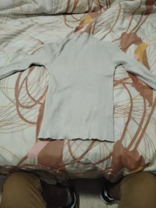 Camiseta blanca de cuello alto ajustada