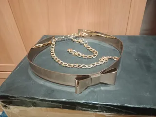Cinturón metálico dorado con lazo