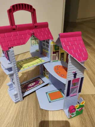 Casa de muñecas portátil con accesorios