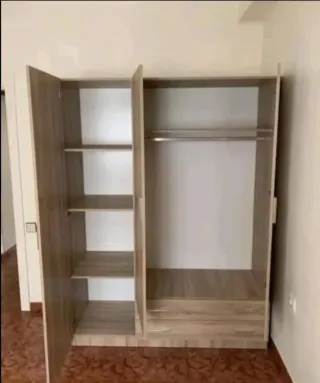 Armario de madera con cajones