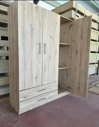 Armario de madera con cajones