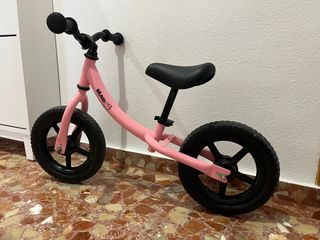 Bicicleta de equilibrio rosa para niña