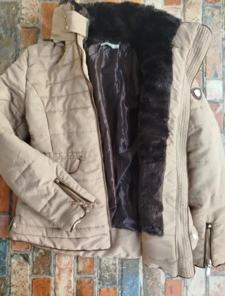 Chaqueta acolchada Stradivarius beige