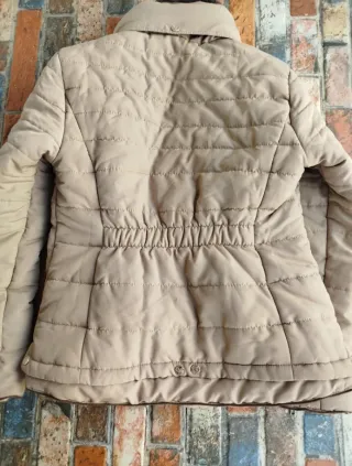 Chaqueta acolchada Stradivarius beige