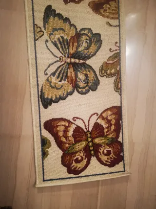 Alfombra alargada con mariposas