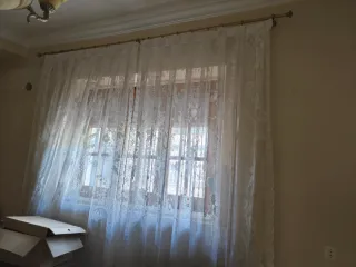 Barra de cortina con cortinas blancas