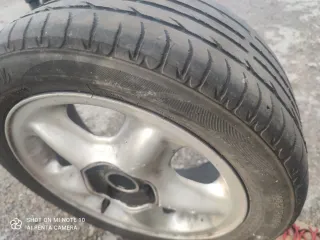 Llanta de aleación plateada