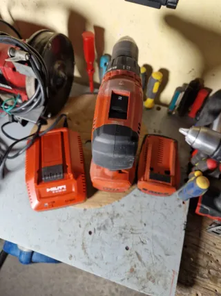 Taladro Hilti SF 2H-A22 con cargador y baterías