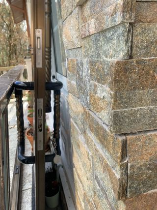 Puerta aluminio verde con marco