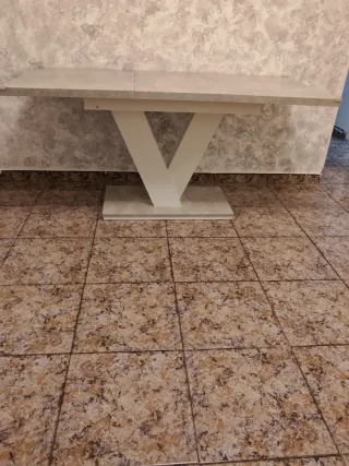 Mesa extensible gris y blanca