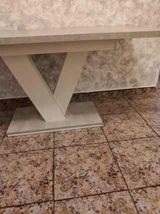 Mesa extensible gris y blanca