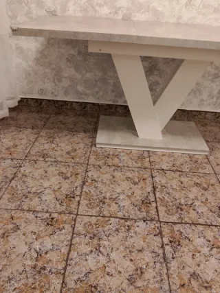 Mesa extensible gris y blanca