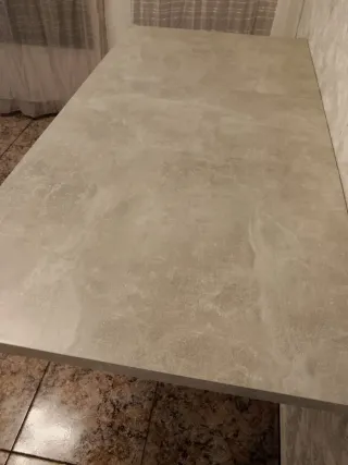 Mesa extensible gris y blanca