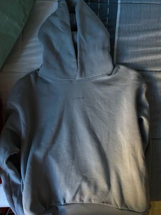 Sudadera gris con capucha