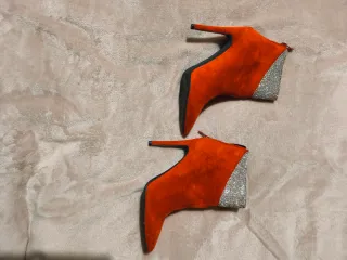 Stivaletti rossi con tacco e strass