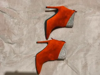 Stivaletti rossi con tacco e strass