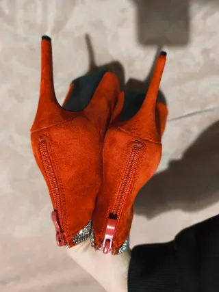 Stivaletti rossi con tacco e strass