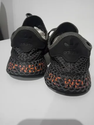 Zapatillas Adidas Negras y Naranjas