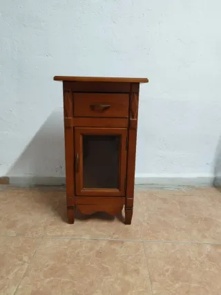 Mesa auxiliar de madera con cajón y cristal