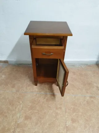 Mesa auxiliar de madera con cajón y cristal