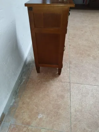 Mesa auxiliar de madera con cajón y cristal