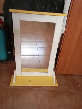 Espejo de pie blanco y amarillo