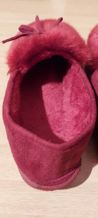 Zapatillas de mujer rojas con pelo