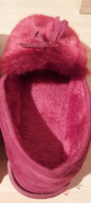 Zapatillas de mujer rojas con pelo