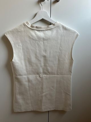 Camiseta Zara sin mangas beige muy ajustada