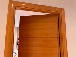 Puerta de madera natural